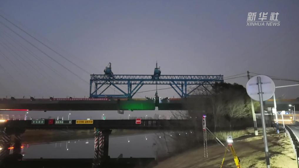 沪宁合高铁南京特大桥跨滁河斜拉桥顺利合龙