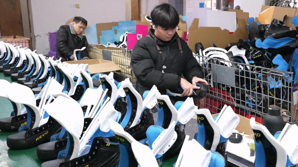 浙江金华：冰雪装备产销两旺