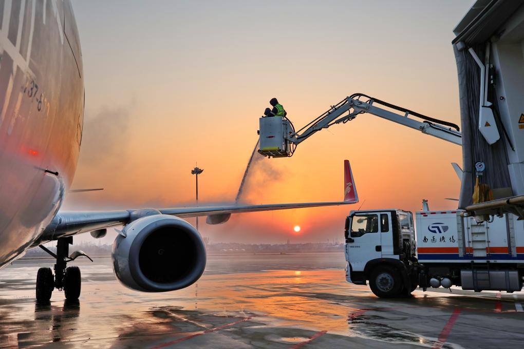 各地持续抗冰雪