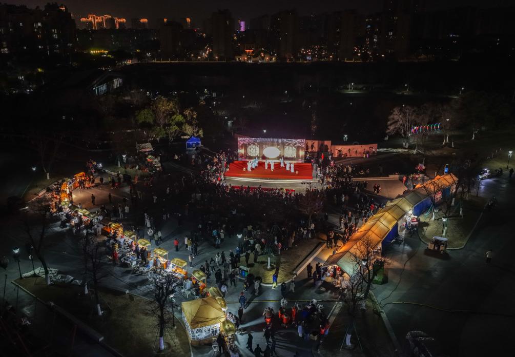 “村晚搭台 市集聚气”浙江诸暨打造新年消费新场景