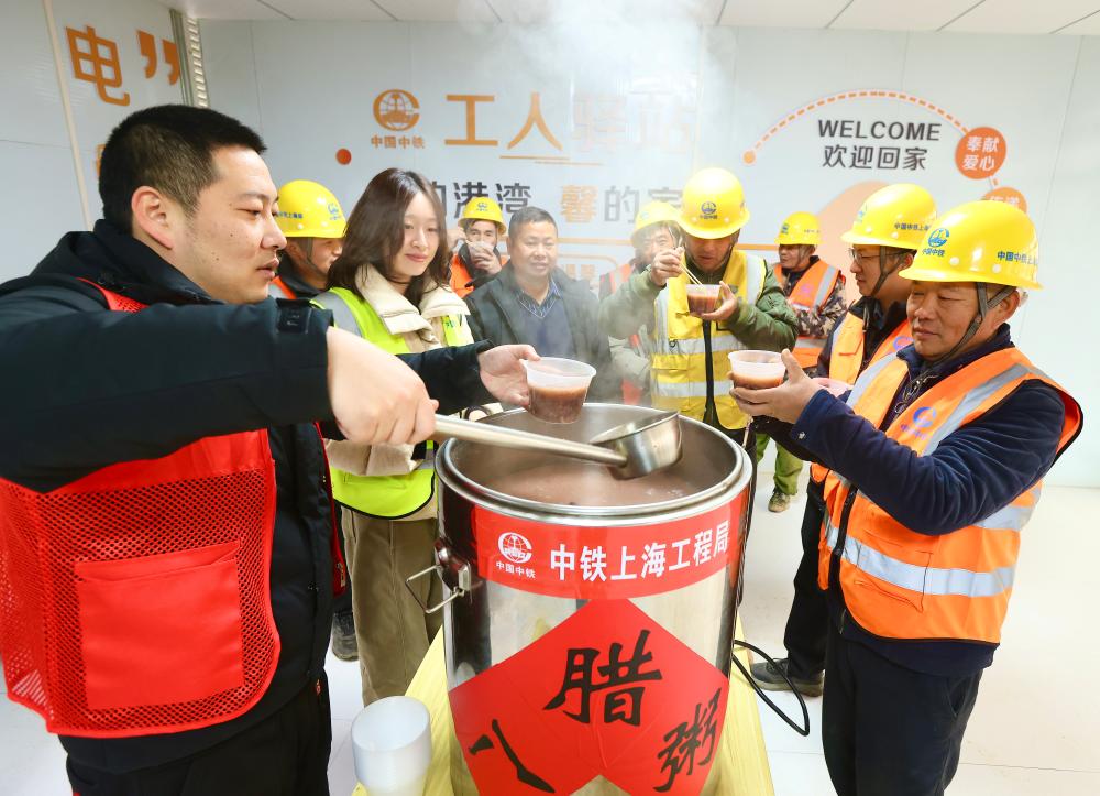 送福进工地 平安迎新年