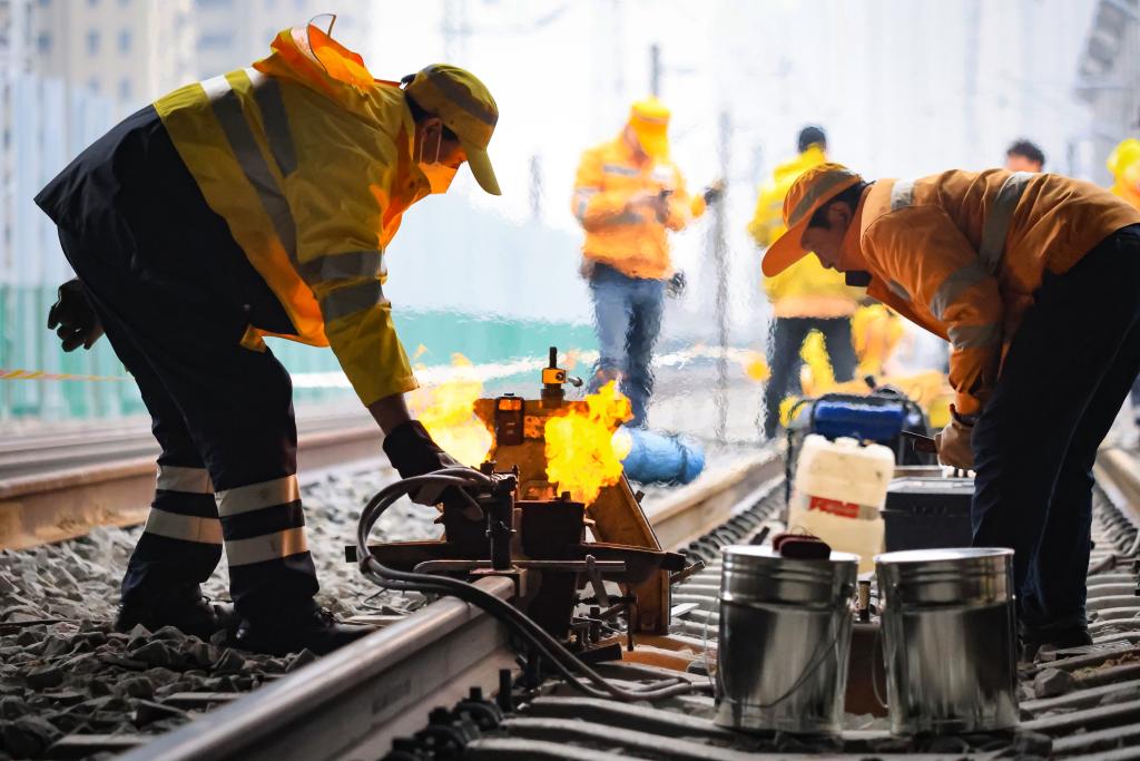 江苏南京：京沪铁路集中修施工有序推进