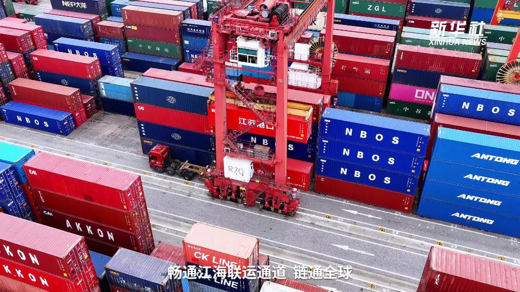 江苏太仓港：通江达海运输忙