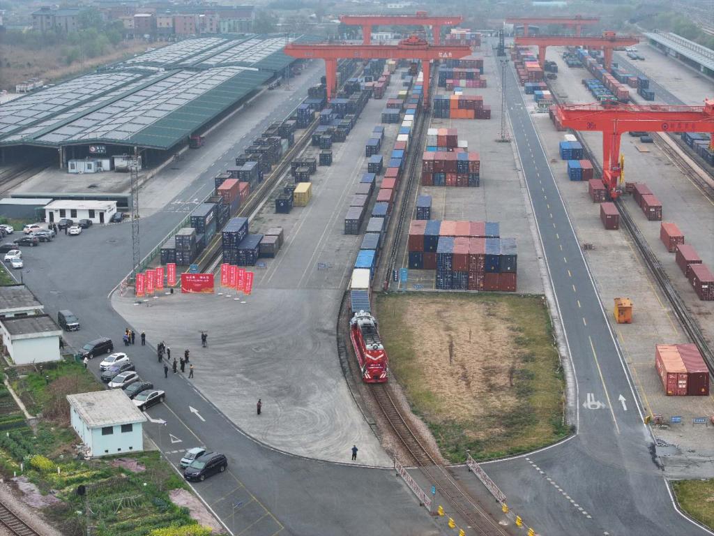 浙江杭州首开至广东佛山化纤品牌班列