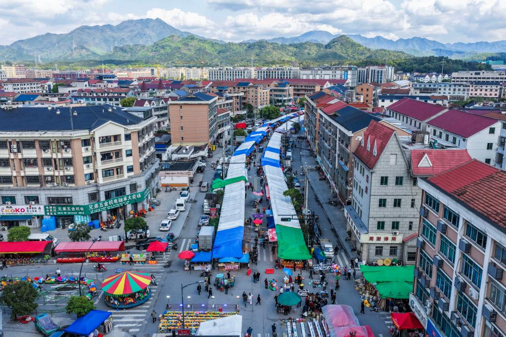 浙江诸暨：“二月半”传统庙会激发乡镇消费新活力