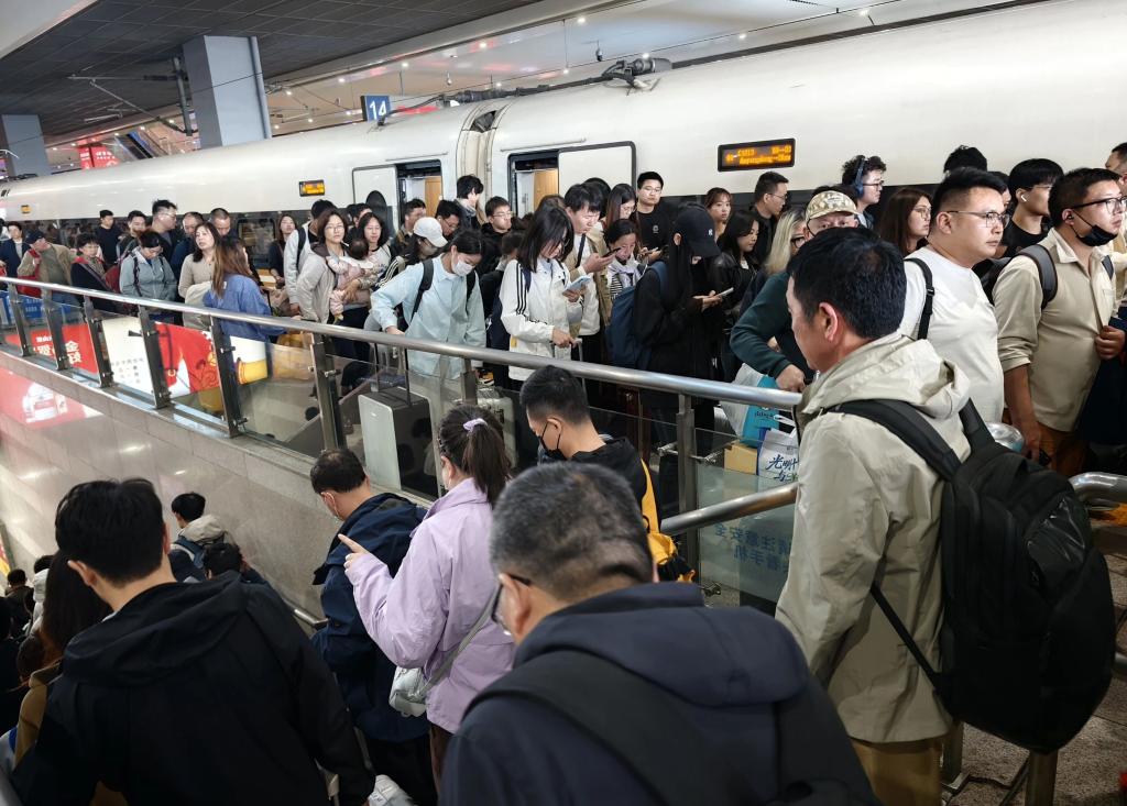 全国铁路迎来清明假期返程客流高峰 