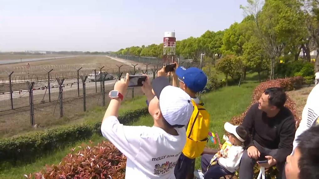 杭州萧山：花田伴空港 解锁春游打卡新地标