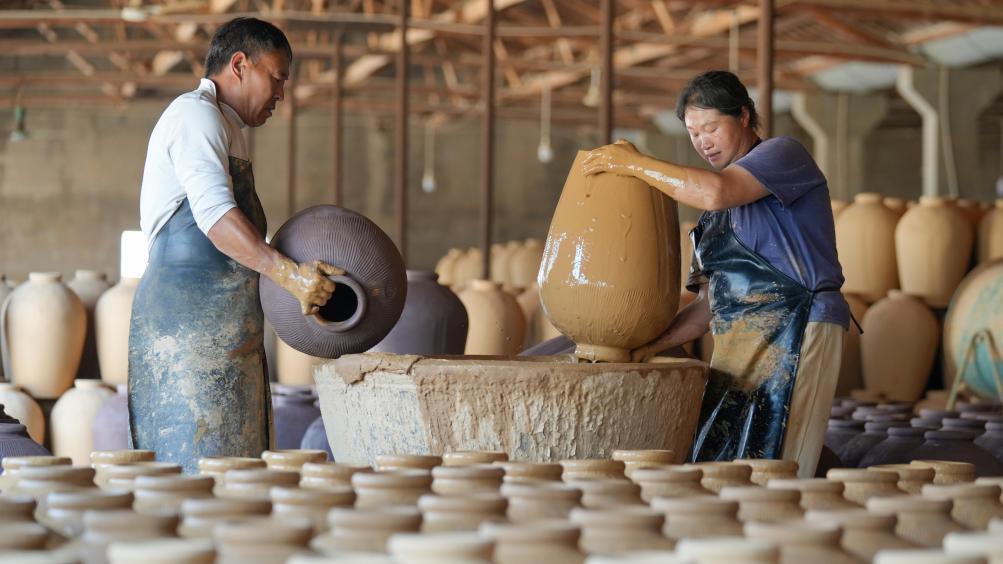 浙江长兴：传统制陶产销两旺