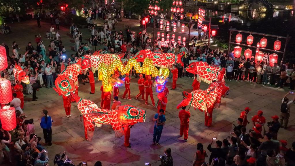安徽黄山：“鱼龙共舞”点亮古村夜色