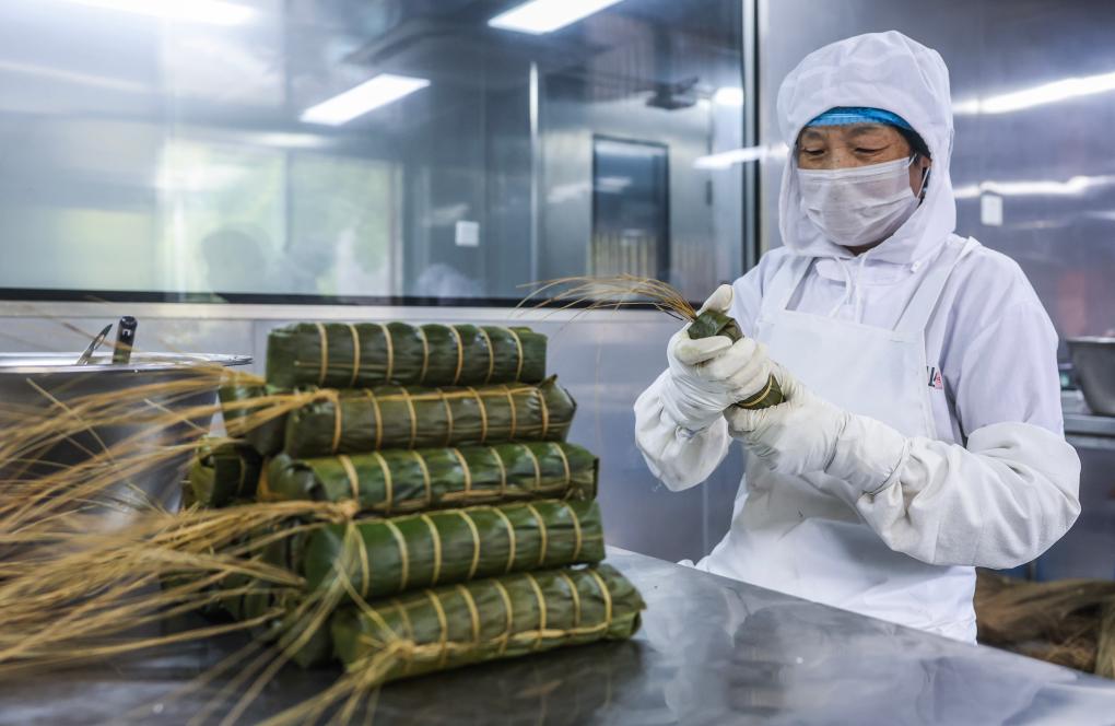 浙江遂昌：传统长粽迎来产销旺季  共富工坊助力百姓共富