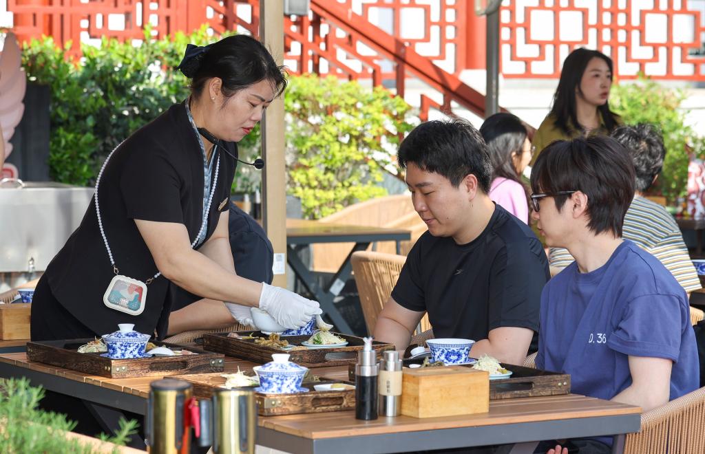江苏泰州：韩国友人沉浸式体验早茶与京剧文化魅力