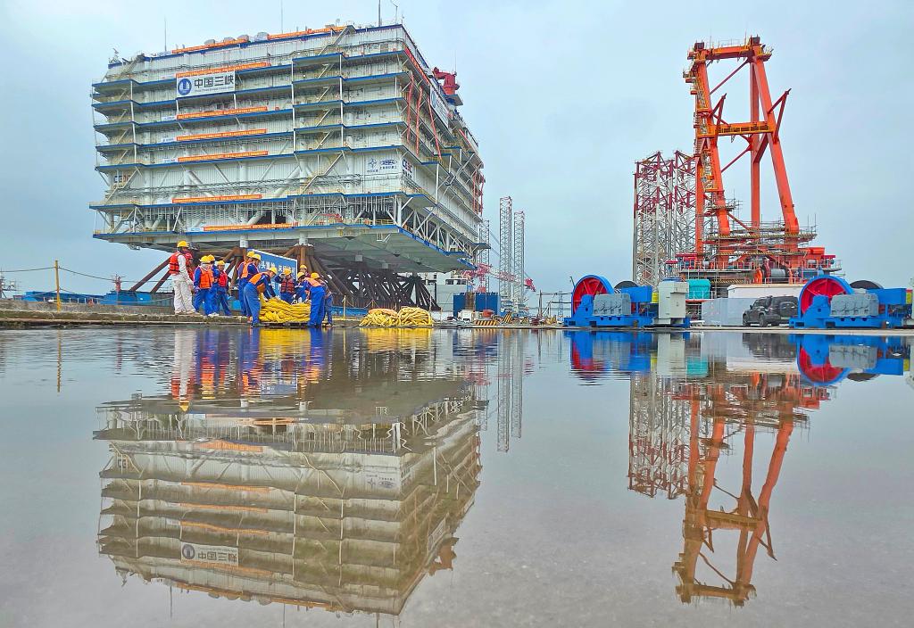 超大规模海上换流站“海风之心”江苏南通正式发运