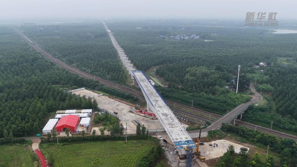合武高铁庐安特大桥跨宁西铁路万吨连续梁成功转体 