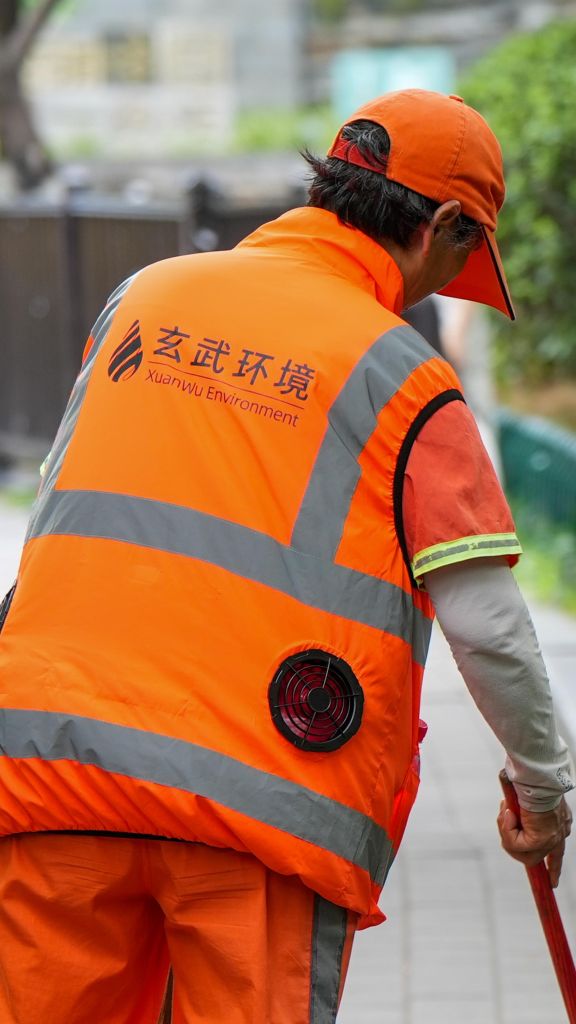 江苏南京：环卫工穿上“空调马甲”