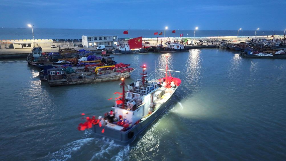 江苏连云港：开捕归来蟹满仓