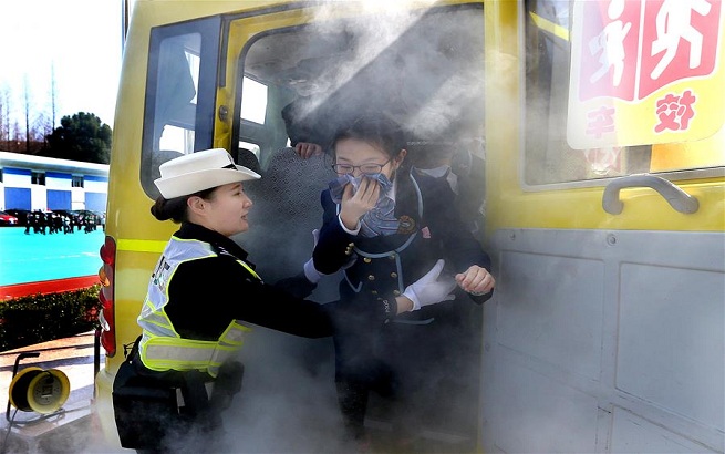 上海举行校车应急疏散演练