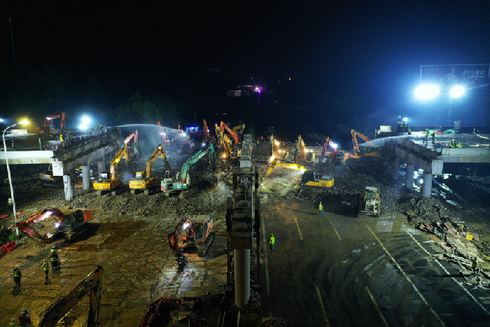 江蘇江陰：50臺大型機械同時作業 助力芙蓉大道京滬高速跨線橋順利拆除