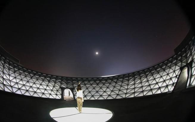 形似天文儀器的上海天文館首次亮燈慶中秋