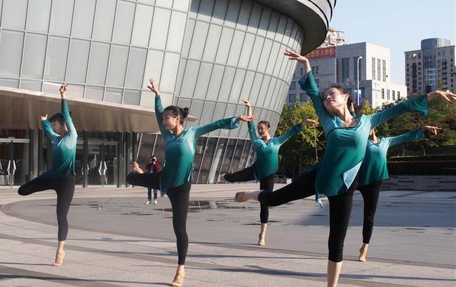 “舞动十二小时”活动在上海国际舞蹈中心举行