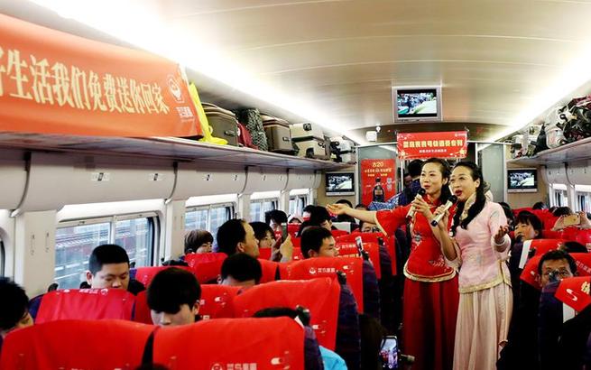 上海：春運專列幸福發車 快遞小哥回家過年