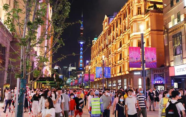 上海南京路步行街东拓段亮灯“开街”