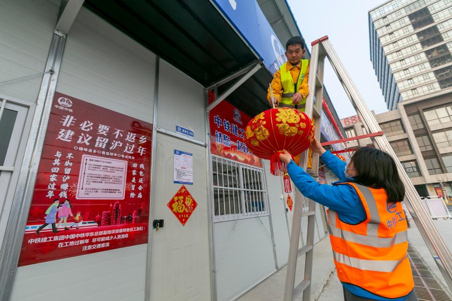 上海：暖心举措鼓励工友就地过年