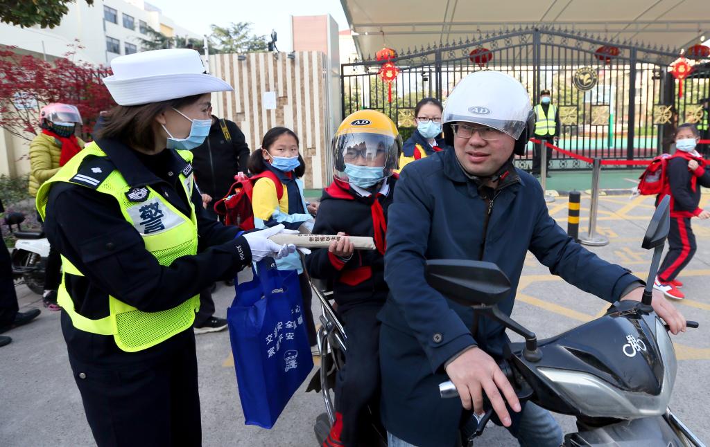 上海开展佩戴安全头盔校园宣传